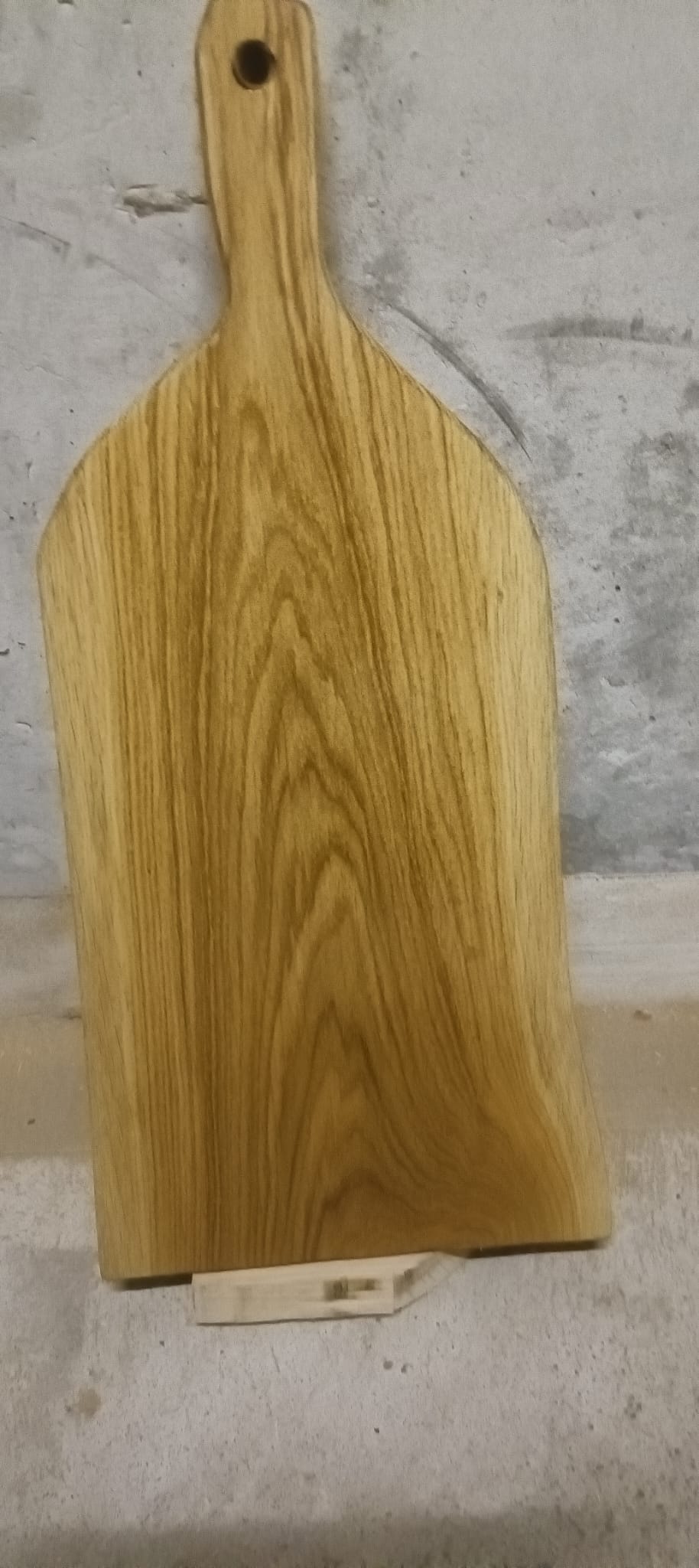 Tagliere sottile in rovere con manico