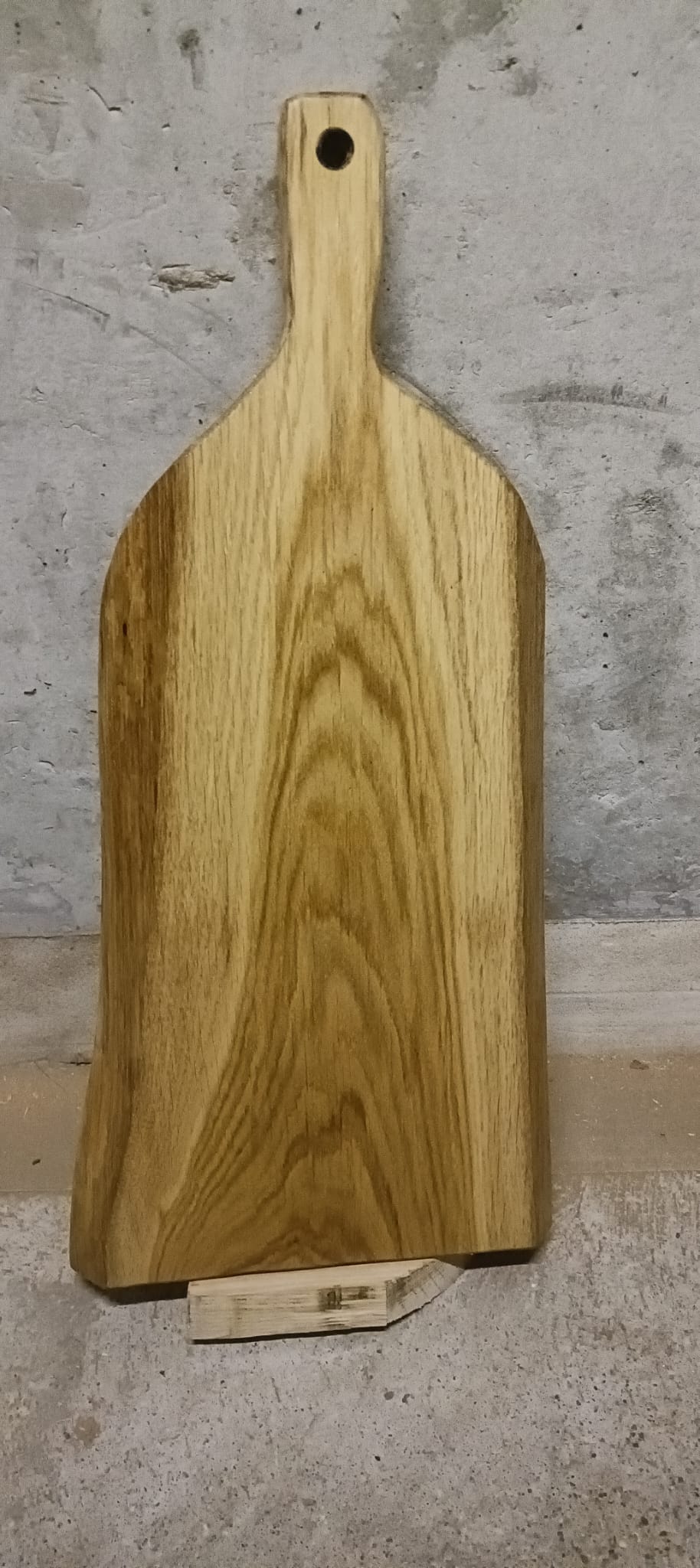Tagliere alto in rovere con manico e venatura naturale