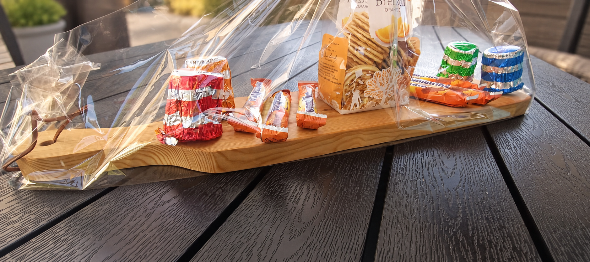 Tagliere confezionato come regalo con prodotti da gustare