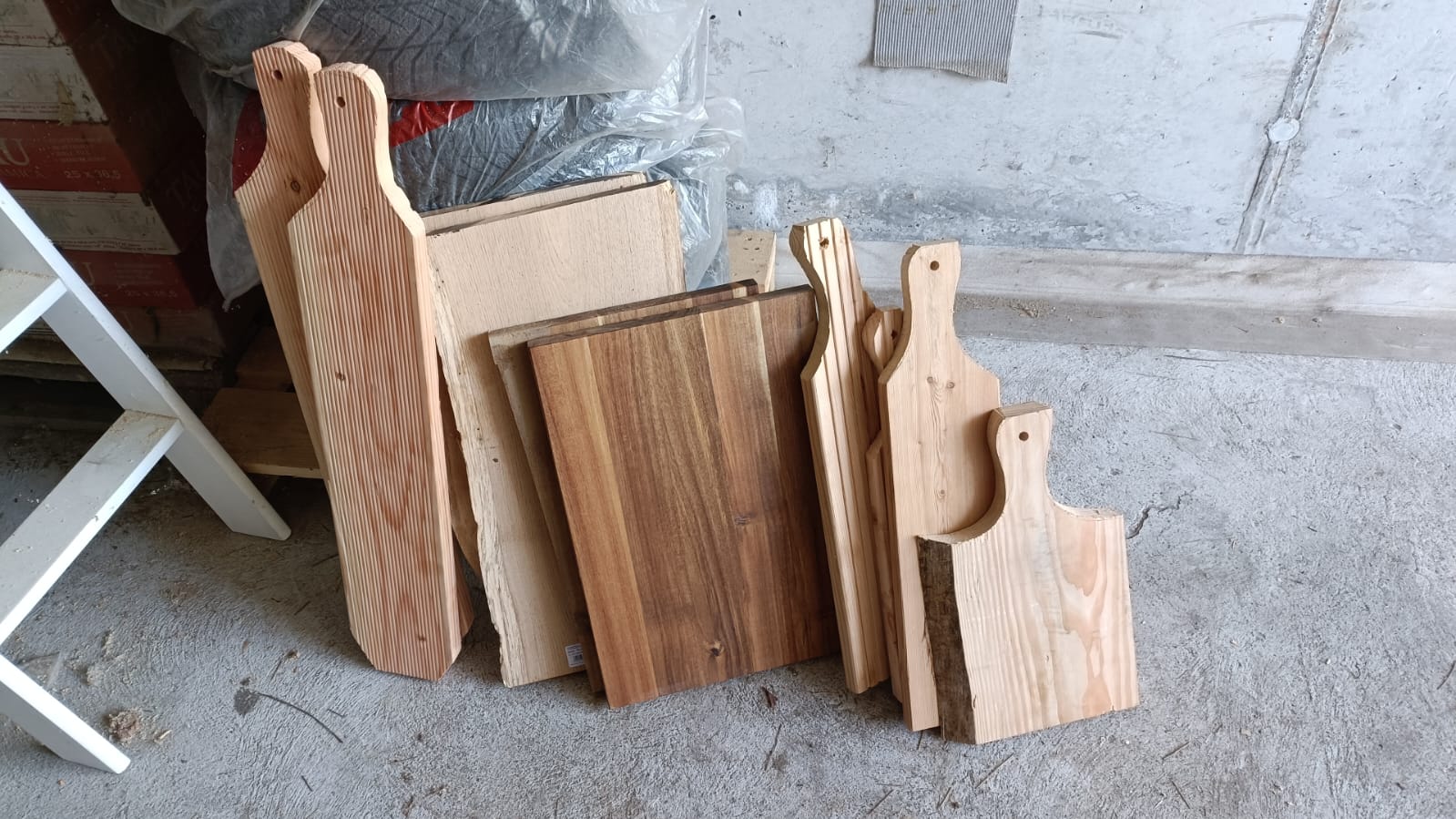 Tavole e sagome di legno selezionate per nuovi taglieri